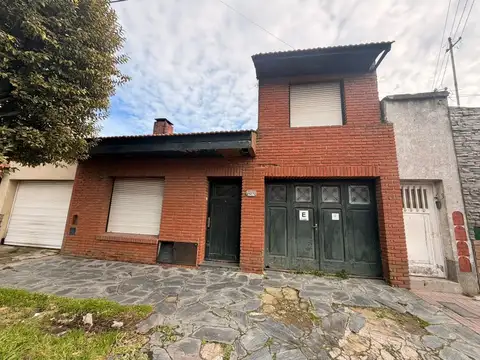 Casa 4 ambientes con garage a reciclar