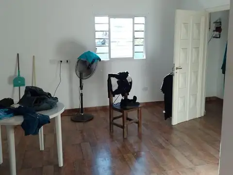 Casa y 2 Locales, Excelente Ubicación/Edificación