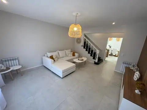Casa 4 ambientes con 2 baños