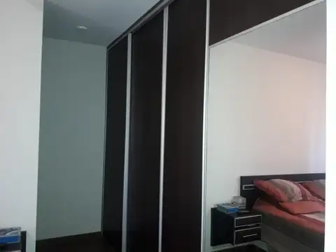 EN VENTA CASA EN TRES PLANTAS; TERRENO EN ESQUINA Y ANTE-ESQUINA EN HAEDO - FICHA 8233