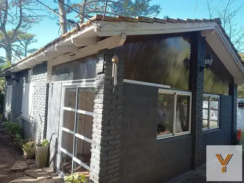 Casa en venta - 2 Dormitorios 1 Baño - Villa Gesell