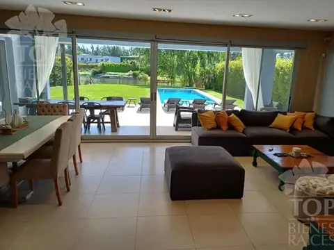 Casa 8 ambientes con 5 baños