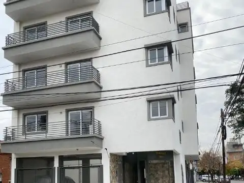 Departamento amplio y luminoso, con cochera, muy buena ubicación en Morón céntrico
