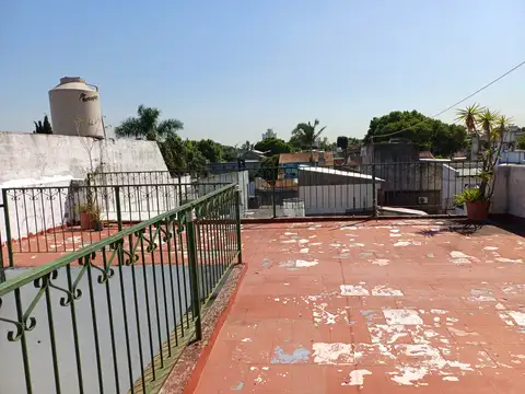 Departamento 3 ambientes tipo PH. 2 Dormitorios. Patio. Terraza. Sin expensas! Posesion inmediata