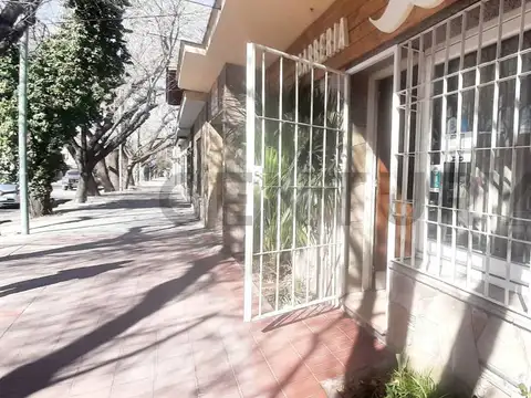 CENTURY 21 VENDE AMPLIA PROPIEDAD EN CUARTA SECCIÓN OESTE EN LA CIUDAD DE MENDOZA