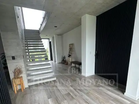 Casa en Venta con 6 cocheras