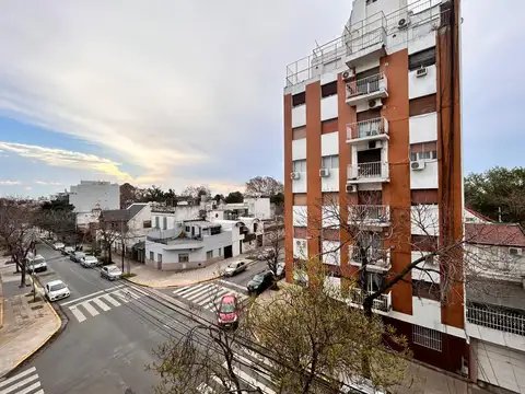 Excelente Departamento 2 ambientes con balcon en Monte Castro para alquiler