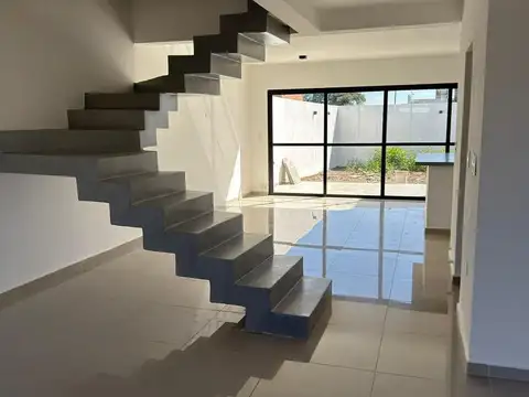 Depto Tipo Casa 4 ambientes con 2 baños