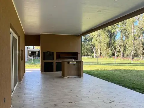 Casa en Venta con 2 cocheras