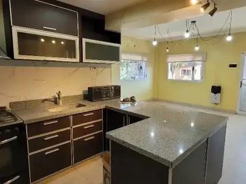 Casa 5 ambientes con 2 baños