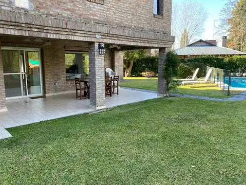 Casa en Venta con 2 cocheras