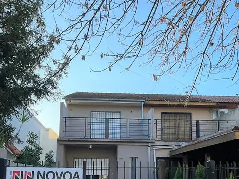 EXCELENTE DUPLEX, 4 AM , CON BALCON Y GRAN JARDIN CON PARRILLA , A 4 DE LA PALZA DE MARTINEZ  