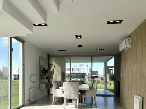 Casa en Alquiler con 2 cocheras