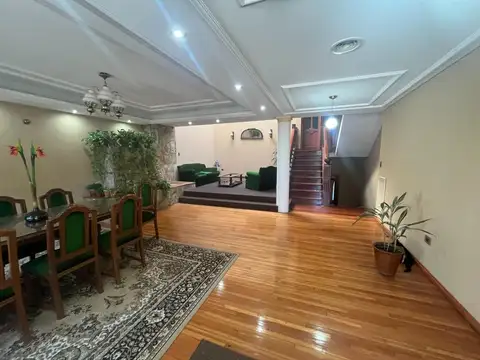 Casa en Venta con 4 cocheras
