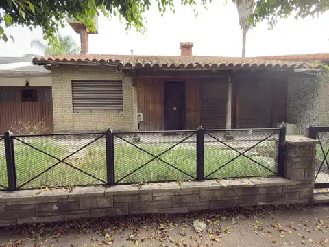 Chalet en Venta en Ciudad Evita,  Acepta Dpto en parte de pago Moron.