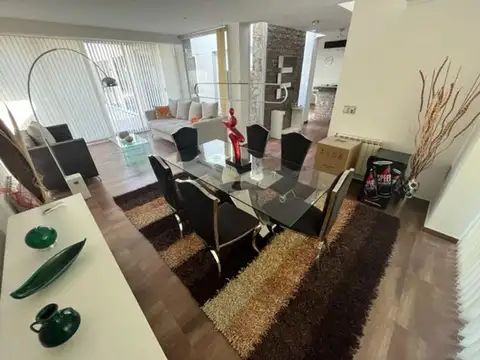 Casa 4 ambientes con 5 baños