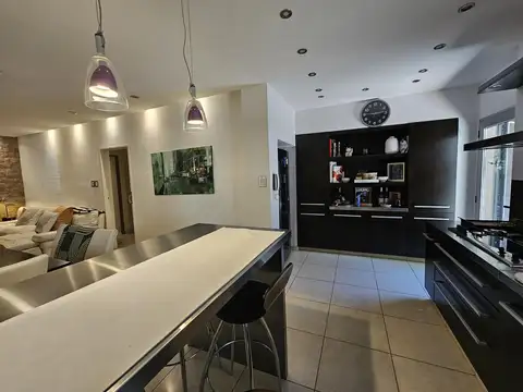 Casa en Venta con 3 cocheras