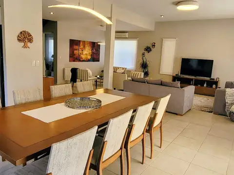 Casa 7 ambientes con 5 baños