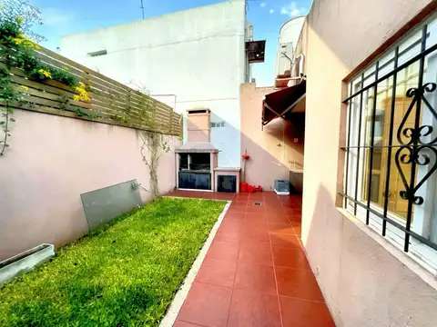 PH  TRES AMBIENTES, AL FRENTE EN PLANTA BAJA CON PATIO Y JARDIN .