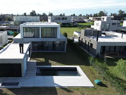 VENTA CASA 4 DORMITORIOS EN VIDA, FUNES