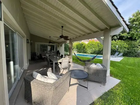 Casa en Venta con 3 cocheras