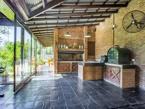 Casa 14 ambientes con 5 baños