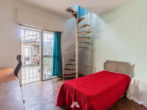 Casa 8 ambientes con 2 baños