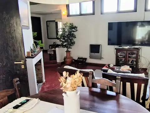 CASA A LA VENTA EN GONNET CON PILETA Y QUINCHO