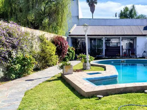 CASA A LA VENTA EN GONNET CON PILETA Y QUINCHO