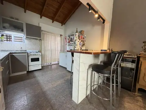 Casa 4 ambientes con 2 baños