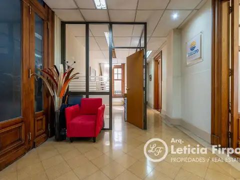 Impecable Oficina integramente reciclada, excelente ubicación.
