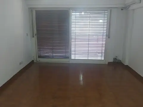 DUEÑO VENDE  O ALQUILA   EXCELENTE MONOAMBIENTE SOBRE AVDA. CORRIENTES Y AVDA. CALLAO.