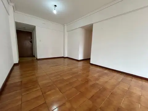 4 Ambientes con Dependencia - Balcon Corrido, Tres Baños y Cochera