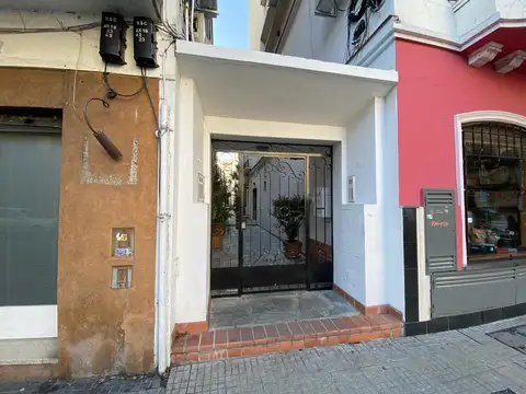 Departamento de pasillo. 2 patios. Exc ubicación. Fondo pasillo