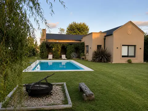 Casa  en Venta en Barrio Los Jazmines, Pilar del Este, Pilar
