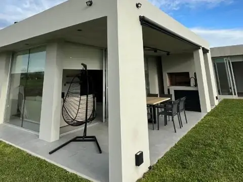 Casa de Diseño a Estrenar sobre Golf | Haras del Sur III