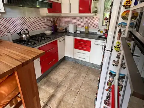 Casa 6 ambientes con 2 baños