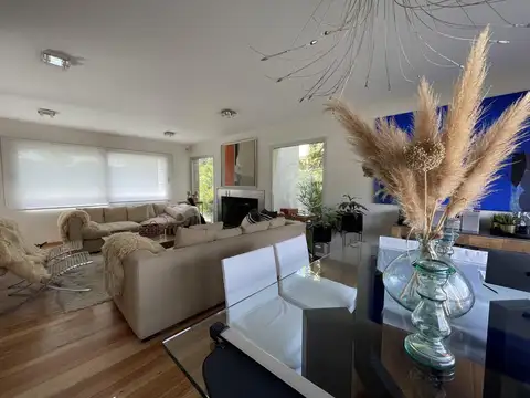 Casa en Alquiler con 2 cocheras