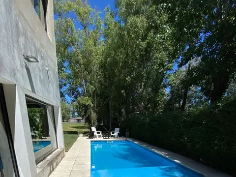 OPORTUNIDAD. Vivienda de dos plantas en Barrio Indio Cua Country Club