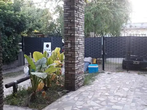 Casa en Alquiler con 2 cocheras