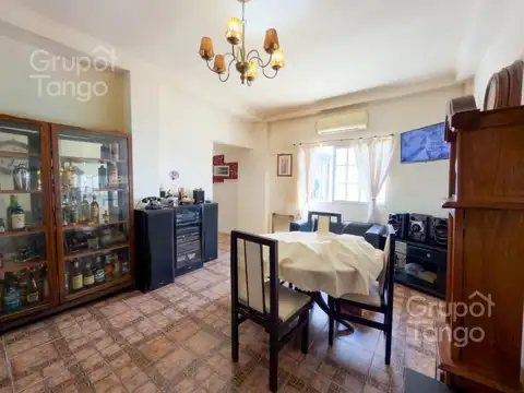 Venta Casa Seis Ambientes Castelar Patio Jardin Cochera Pileta Parrilla Terraza