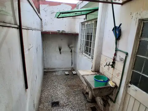 P'H 2 AMBIENTES CON PATIO , MUY LUMINOSO, A 3 CUADRAS DE GENERAL PAZ, MUY LUMINOSO, ESPACIO AEREO PROPIO