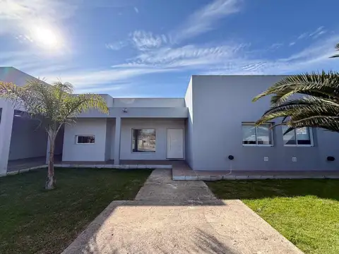 Casa de 3 dormitorios en venta Berisso con pileta