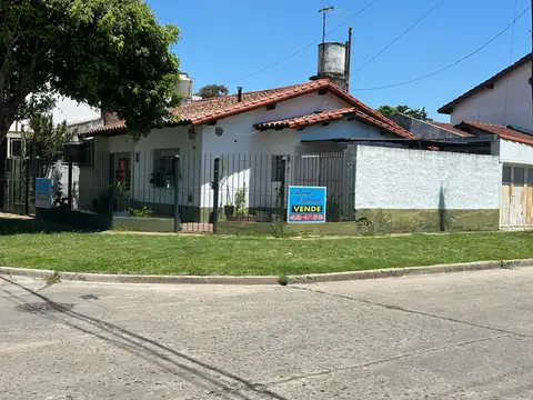 MORÓN SUR - CHALET DE 4 AMBIENTES + COCHERA (X 3) - DEPENDENCIA DE SERVICIO COMPLETA Y JARDIN