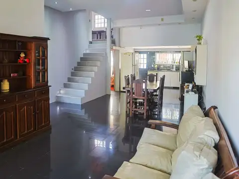 Casa 7 ambientes con 2 baños