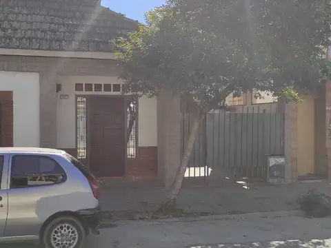 *IMPECABLE PH EN PLANTA BAJA CON 3 DORMITORIOS, COCHERA CUBIERTA Y TERRAZA CON QUINCHO CENTRO HAEDO*