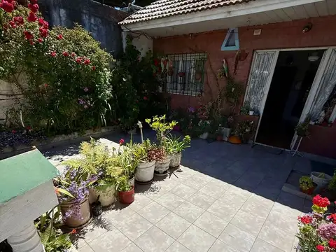 Venta en Block! Casa y 2 dtos (local opcional)