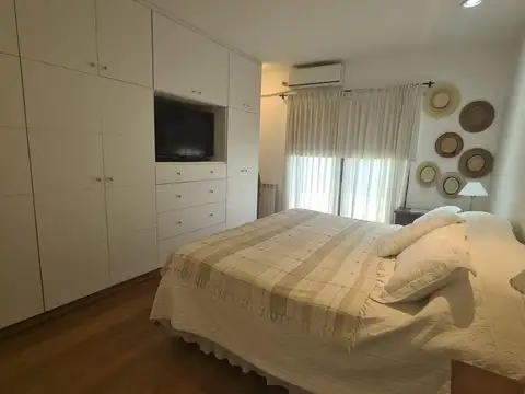 CASA EN BARRIO PUEYRREDON CON PISCINA