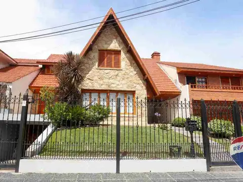 CASA EN VENTA 6 AMBIENTES MONTE GRANDE CENTRO