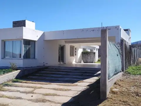Casa en Alquiler con 2 cocheras
